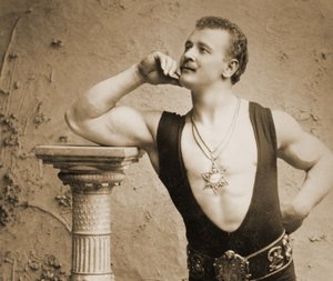 Eugen Sandow, in posa classica greco-romana, c.1894